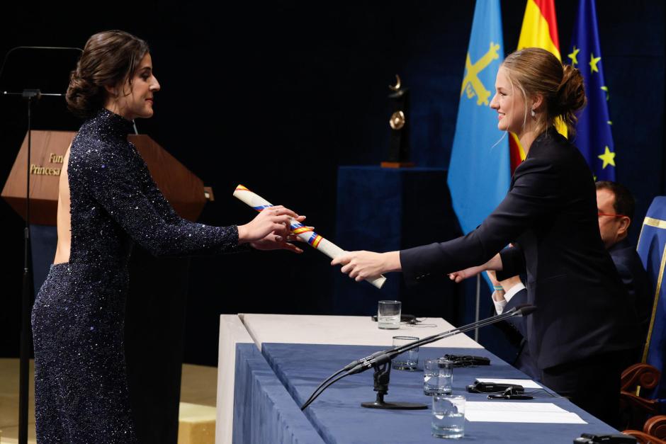 La jugadora de bádminton Carolina Marín recibe el Premio Princesa de Asturias de los Deportes de manos de la Princesa Leonor