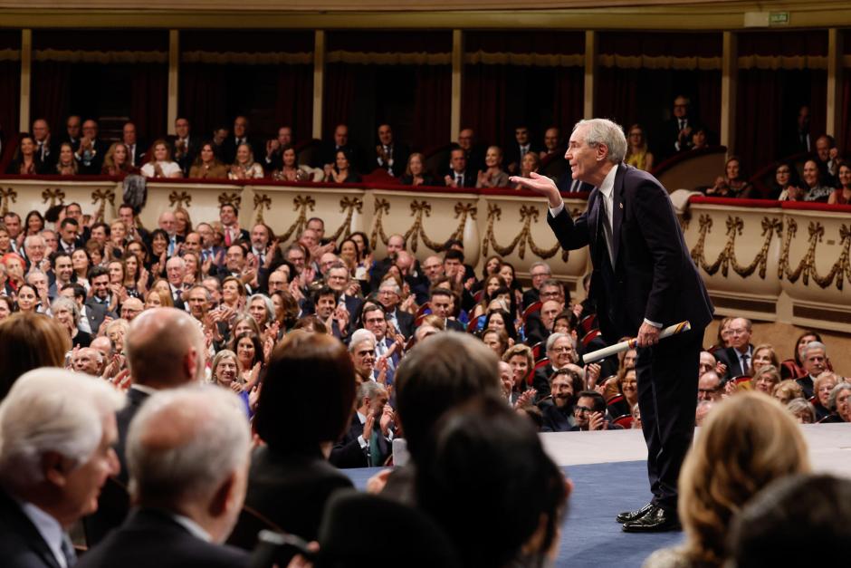 El escritor canadiense Michael Ignatieff lanza un beso al público tras recibir el premio