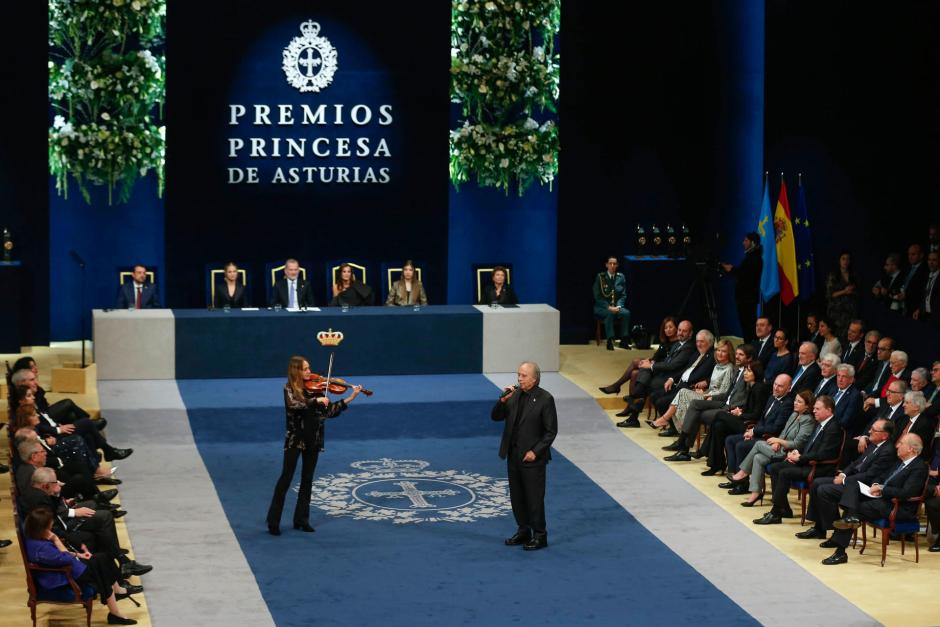 El cantautor Joan Manuel Serrat, Premio de las Artes, ofrece una actuación durante la ceremonia