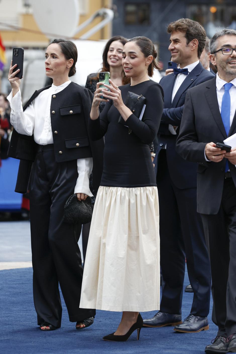 Con un modelo de Coosy, muy visto y poco favorecedor, combinaba la parte alta negra con una mesa camilla blanca por abajo. Poco favorecida.