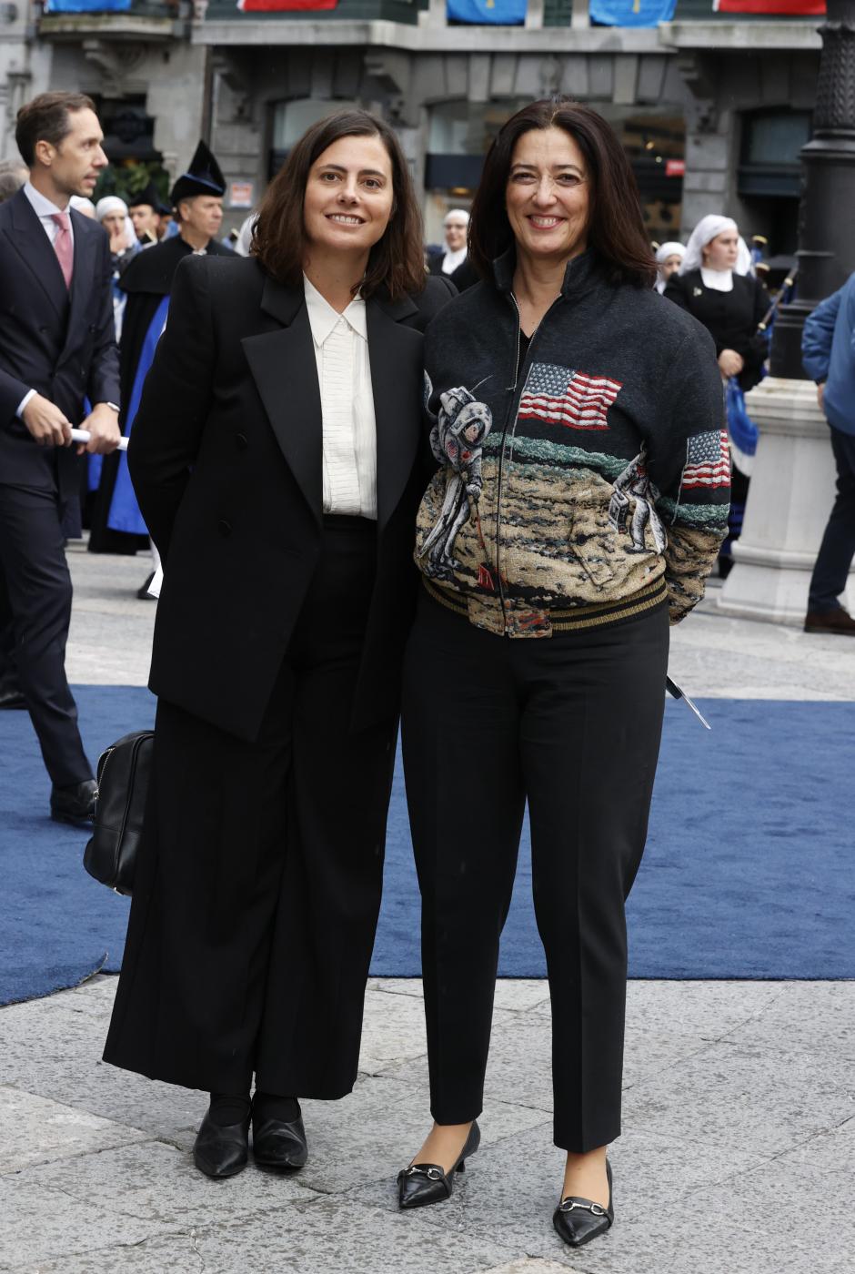 La estupenda escritora escogió un top con jersey de bandera estadounidense e imágenes bordadas de la llegada a la Luna que bien podría ser para estar en casa una mañana de domingo desayunando.