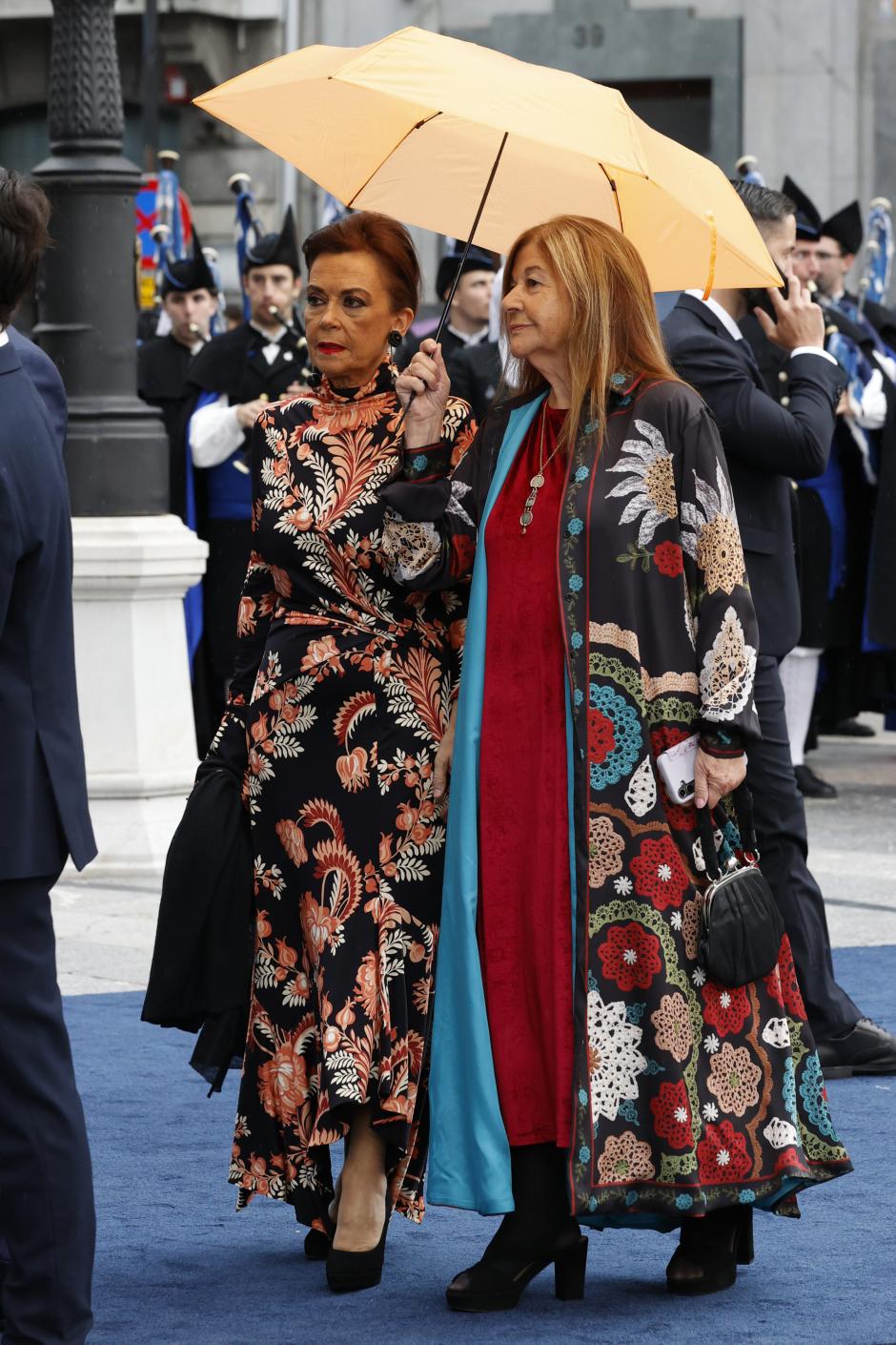 La periodista, escritora e historiadora María Teresa Álvarez, asturiana y viuda del exjefe de la Casa del Rey, Sabino Fernández Campo, acudió con un vestido rosa largo y un exageradísmo abrigo de patchwork bohemio nada adecuado.