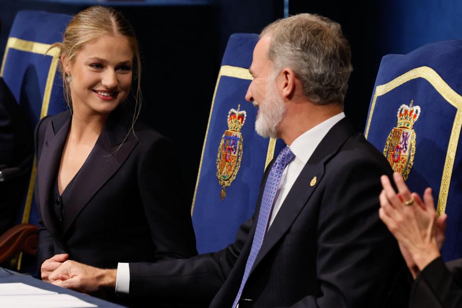 El Rey Felipe felicita a su hija, la Princesa Leonor, tras su discurso en la ceremonia