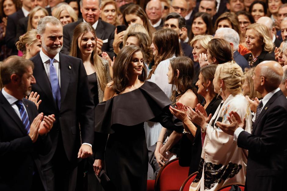 La Familia Real entra en el salón del Teatro Campoamor donde se celebra la ceremonia