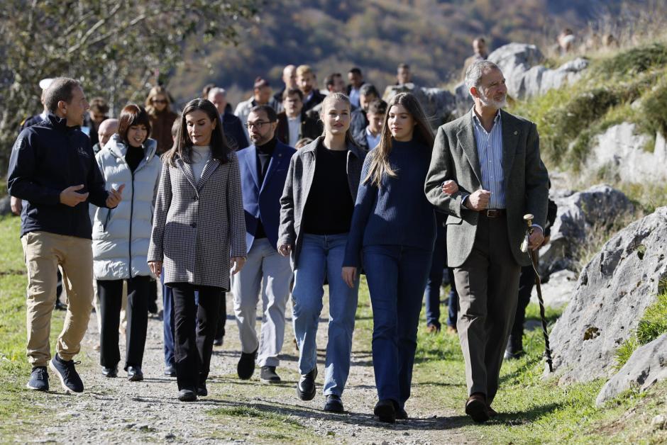 Los Reyes, la Princesa y la Infanta visitan los alrededores de Sotres, en los Picos de Europa