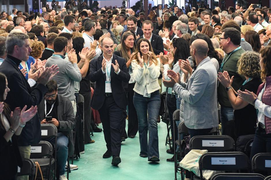 Jordi Turull aplaude en la clausura del congreso de Junts, en Calella