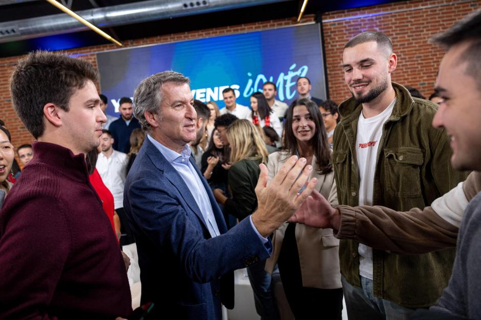 El líder del PP, Alberto Núñez Feijóo (2i), participa en un acto de Nuevas Generaciones celebrado este domingo en Madrid