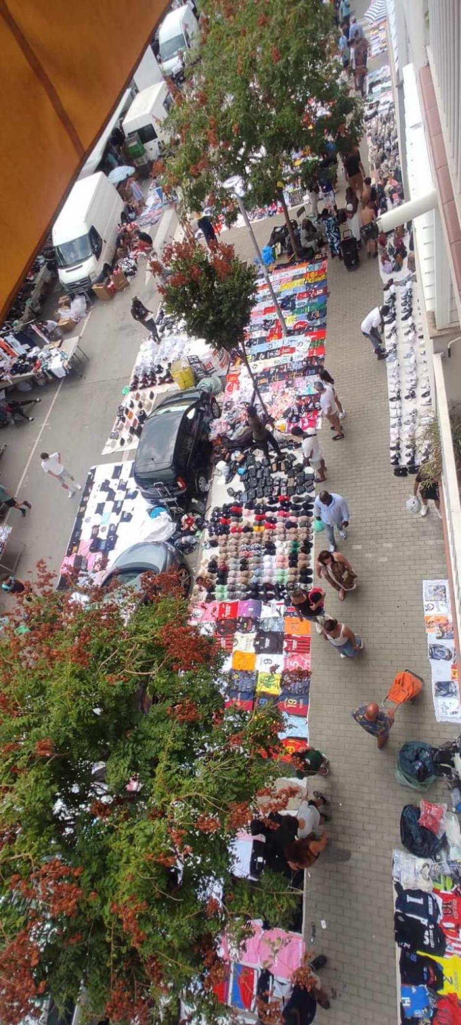 Manteros en el mercadillo de Canovelles, este domingo