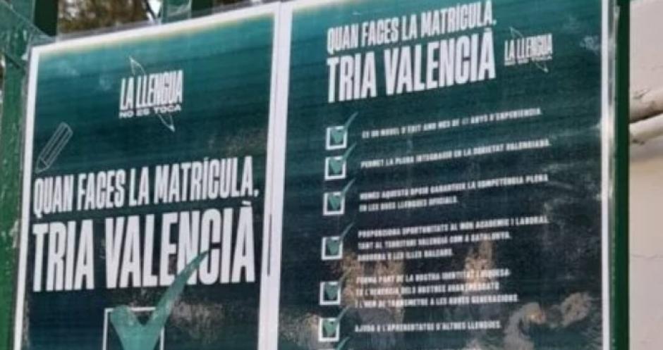 Carteles de la "ONG del catalán" en un colegio valenciano