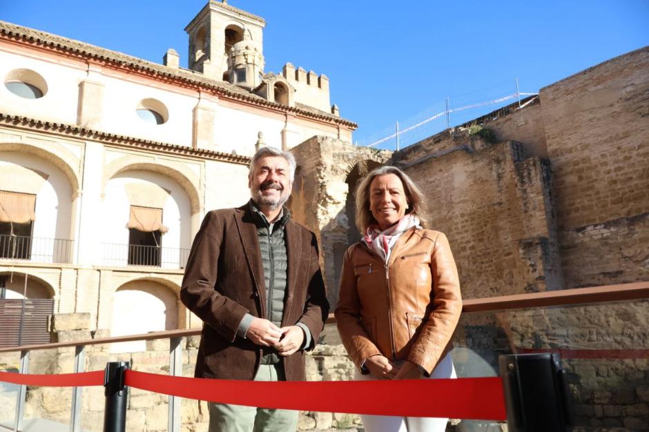 Miguel Ángel Torrico e Isabel Albás, ante la Torre del Homenaje del Alcázar