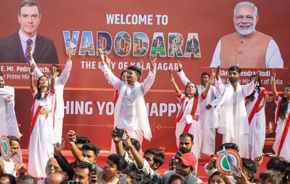 Bailes y murales en honor de Sánchez durante su visita a la India