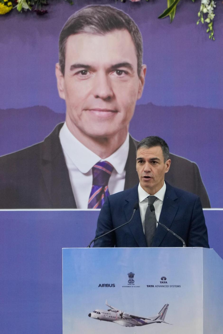 Pedro Sánchez, junto a uno de los murales de Pedro Sánchez