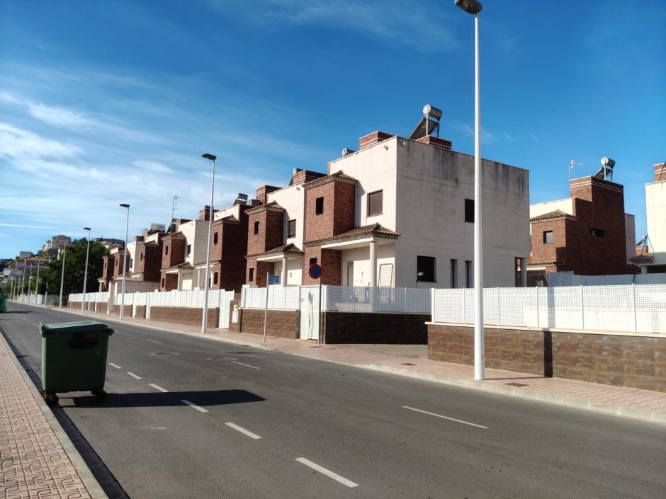 Imagen de los chalets okupados en Oropesa del Mar, Castellón