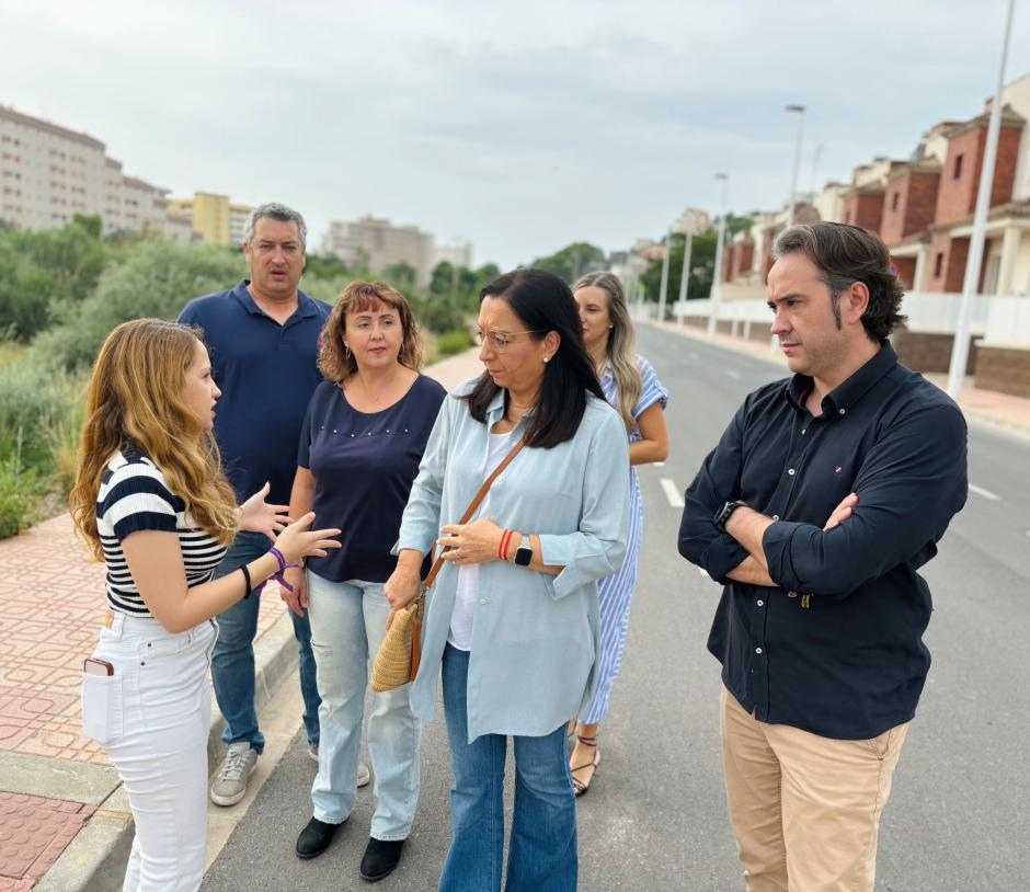 Visita Llanos Massó, presidenta provincial de Vox Castellón, a la zon aokupada en Oropesa