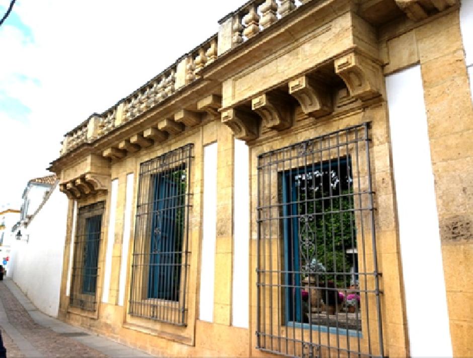 En la foto se pueden apreciar lo espléndidos penachos de la antigua puerta del palacio