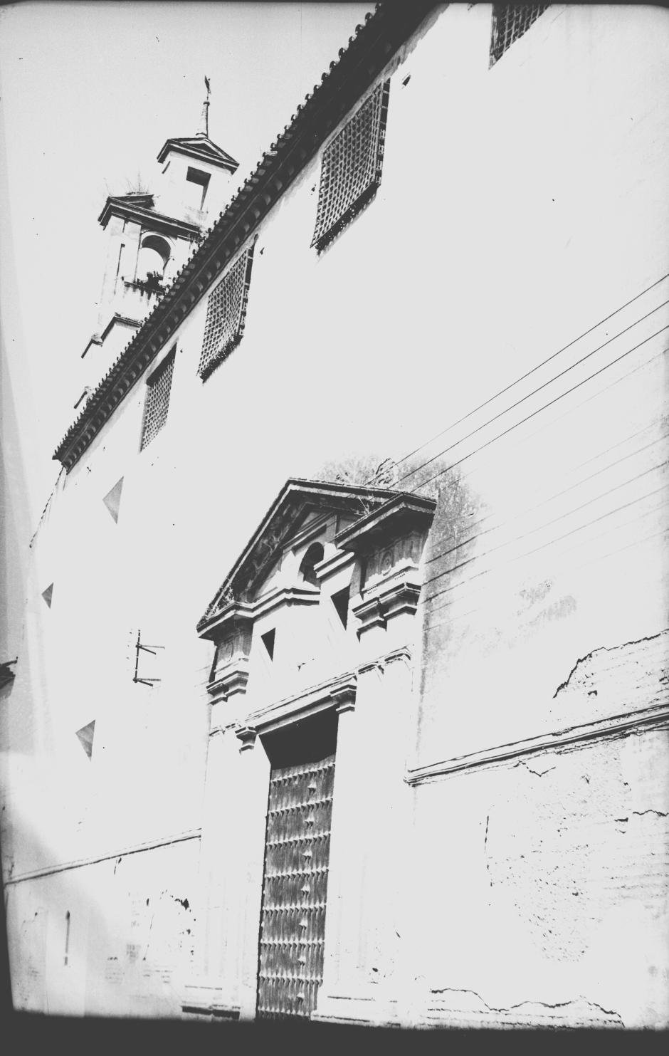 Fachada del desaparecido convento de Santa María de Gracia. Arriba, las ventanas desde donde las monjas cantaban el recordado 'Miserere' al Cristo de Ánimas