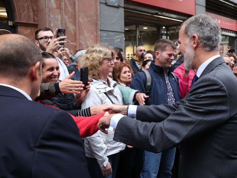 Don Felipe saluda al público que le esperaba este lunes en Bilbao