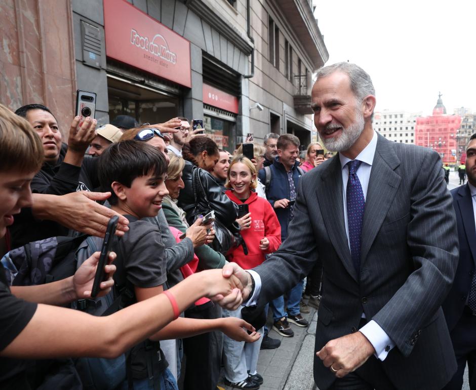 Don Felipe se ha acercado a saludar al público a la salida del acto en Bilbao