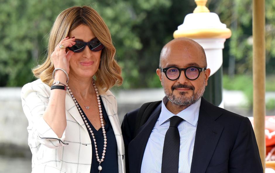 l ministro de Cultura de Italia, Gennaro Sangiuliano, junto a su mujer Federica Corsini en el Festival de Venecia el 27 de agosto