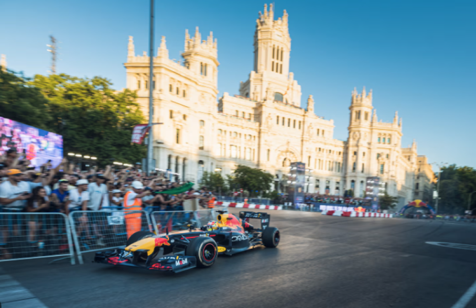 El monoplaza de Checo Pérez en la Plaza de Cibeles