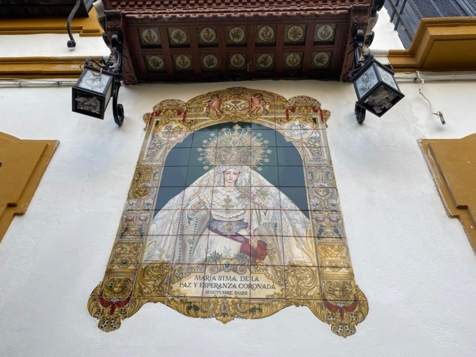 Azulejo de la Virgen de la Paz y Esperanza en la plaza de Capuchinas