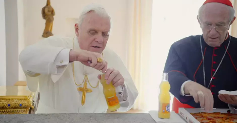 Escena de la película "Dos Papas" en el que el actor que interpreta a Benedicto se toma su refresco favorito: la Fanta de naranja