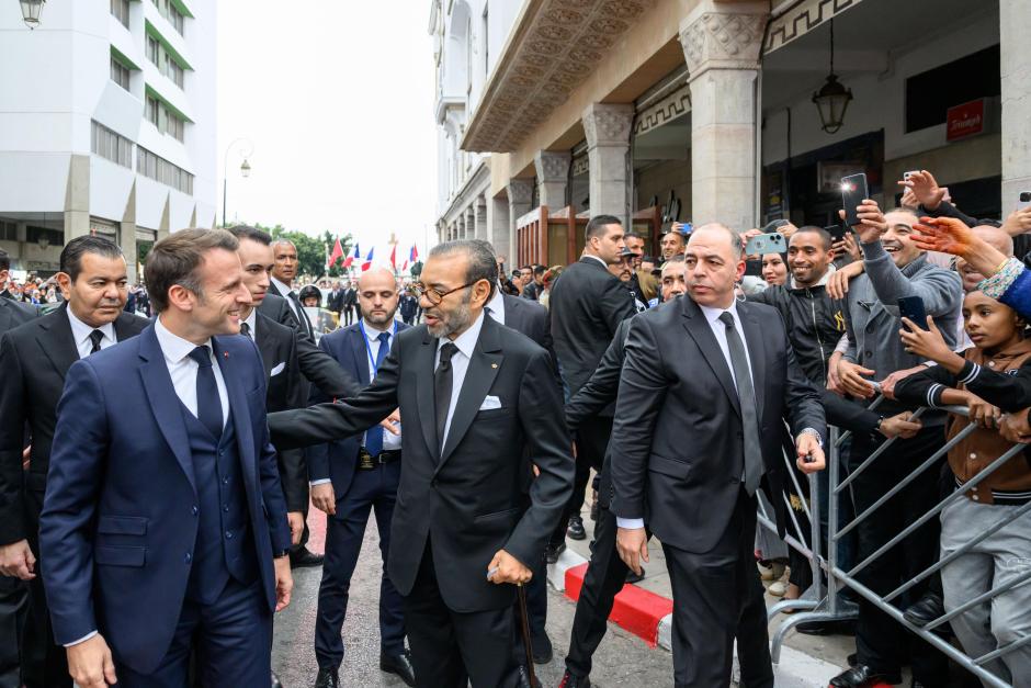 Rabat (Morocco), 28/10/2024.- A handout photo made available by Maghreb Arabe Presse shows King Mohamed VI of Morocco (C) and French President Emmanuel Macron (L) in Rabat, Morocco, 28 October 2024. French President Macron is paying a state visit to Morocco, from 28 to 30 October. (Francia, Marruecos) EFE/EPA/Maghreb Arabe Presse HANDOUT HANDOUT EDITORIAL USE ONLY/NO SALES