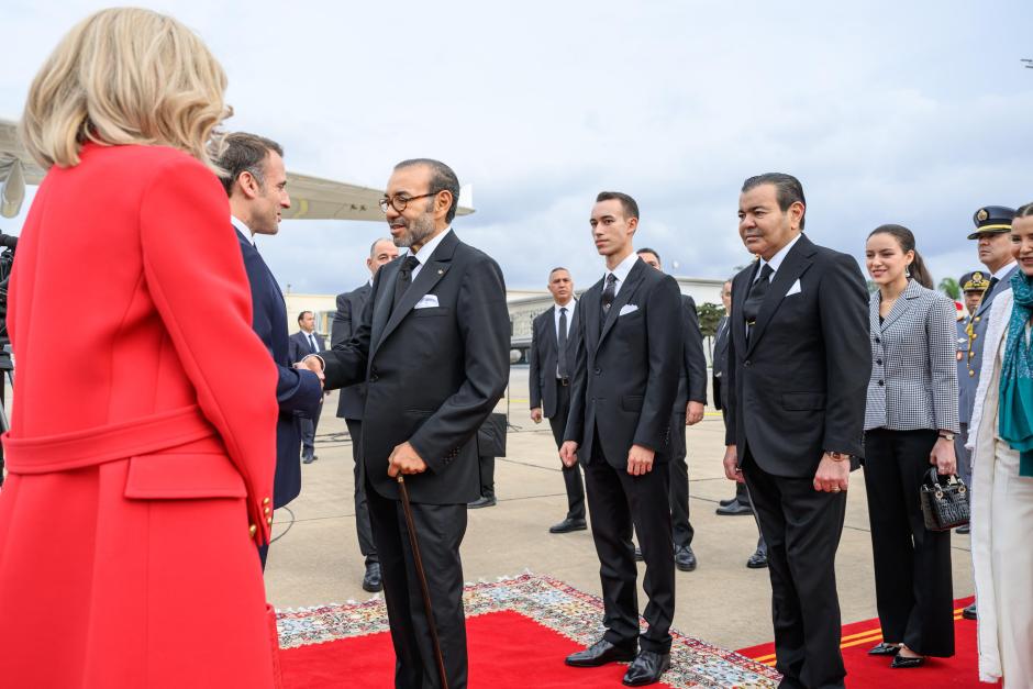 Rabat (Morocco), 28/10/2024.- A handout photo made available by Maghreb Arabe Presse shows King Mohamed VI of Morocco (3-L) greeting French President Emmanuel Macron (2-L) and France's first lady Brigitte Macron at they arrival, in Rabat, Morocco, 28 October 2024. French President Macron is paying a state visit to Morocco, from 28 to 30 October. (Francia, Marruecos) EFE/EPA/Maghreb Arabe Presse HANDOUT HANDOUT EDITORIAL USE ONLY/NO SALES