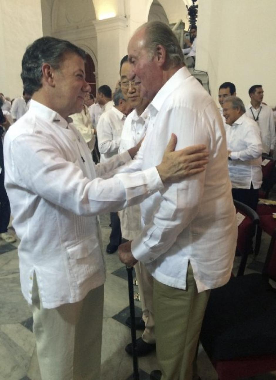 GRA432. CARTAGENA DE INDIAS (COLOMBIA), 26/09/2016.- El rey Juan Carlos (d) saluda al presidente de Colombia, Juan Manuel Santos (i), a su llegada a la iglesia de San Pedro Claver, en Cartagena de Indias, para asistir a la ceremonia ecuménica por la paz en Colombia que será firmada este lunes entre el Gobierno y las FARC. EFE/Casa de S. M. El Rey