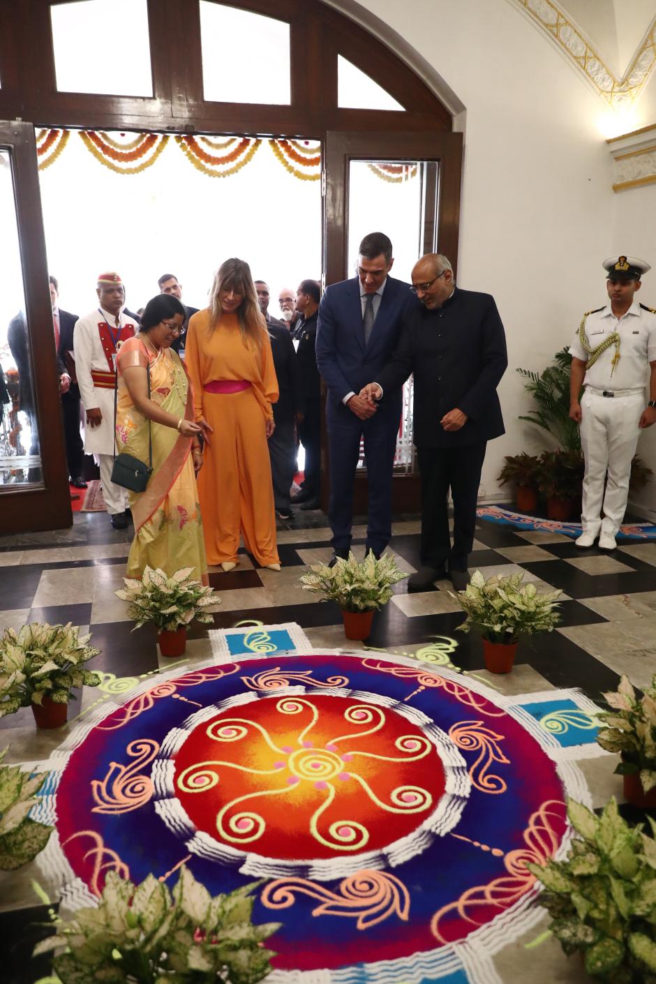 BOMBAY (INDIA), 29/10/2024.- El presidente del Gobierno, Pedro Sánchez (2d), junto a su esposa Begoña Gómez (2i), durante un encuentro con el gobernador del Estado de Maharashtra, Shri C.P. Radjakrishnan, en la residencia oficial del gobernador, en Bombay. EFE/ Moncloa/ Fernando Calvo // SOLO USO EDITORIAL/SOLO DISPONIBLE PARA ILUSTRAR LA NOTICIA QUE ACOMPAÑA (CRÉDITO OBLIGATORIO)