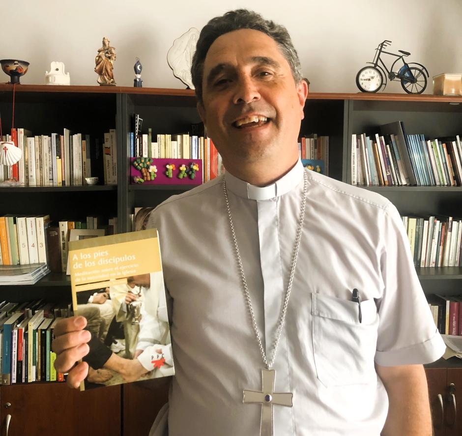 Monseñor García Cadiñanos, obispo de Mondoñedo-Ferrol, con el libro que recomienda