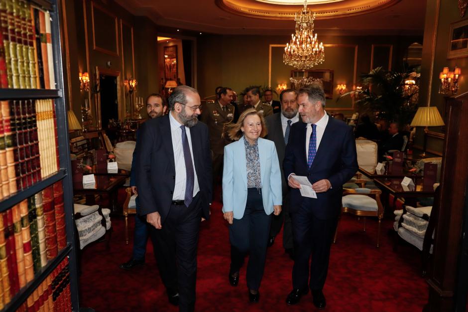 La secretaria de Estado de Defensa, Amparo Varcarce, junto a Alfonso Bullón de Mendoza, presidente de El Debate, y Biieito Rubido, director de El Debate