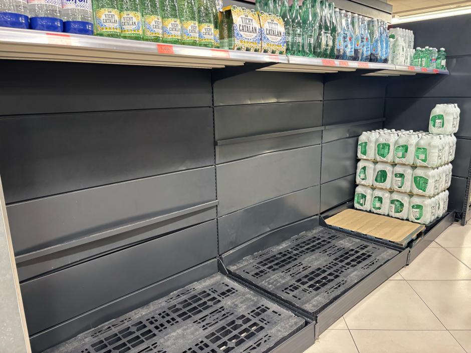 Estanterías de agua vacías en un céntrico supermercado de Valencia