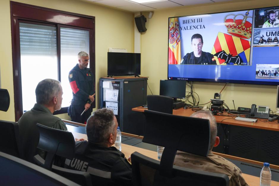 El Rey, en videollamada con la UME, desplegada en Valencia