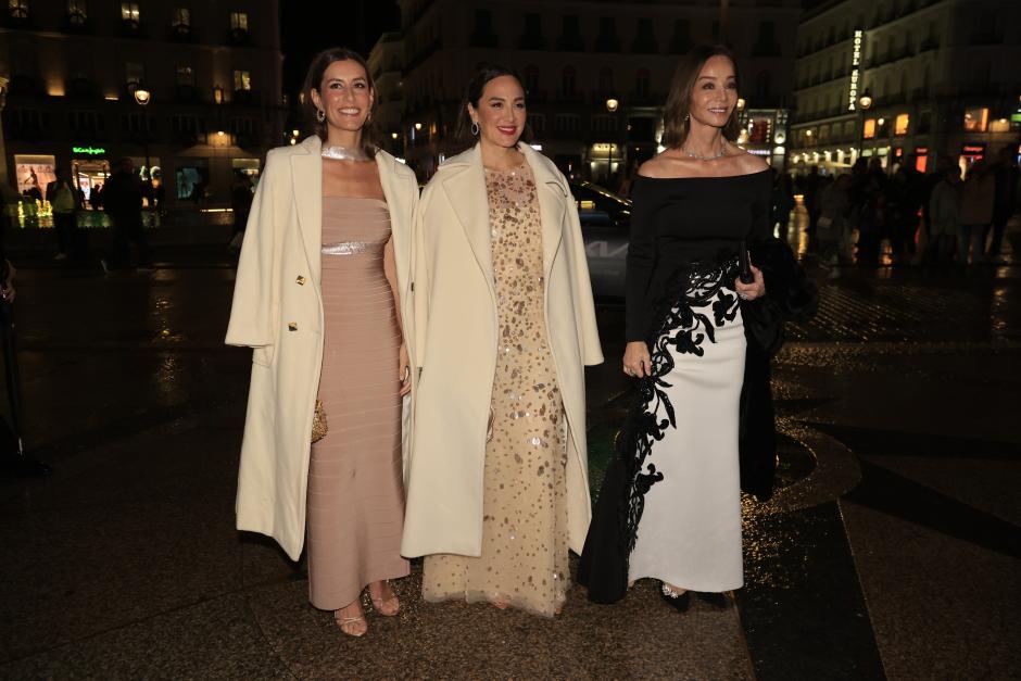 Isabel Preysler, Tamara Falco and Ana Boyer, junto a sus hijas a la llegada de la fiesta de MujerHoy