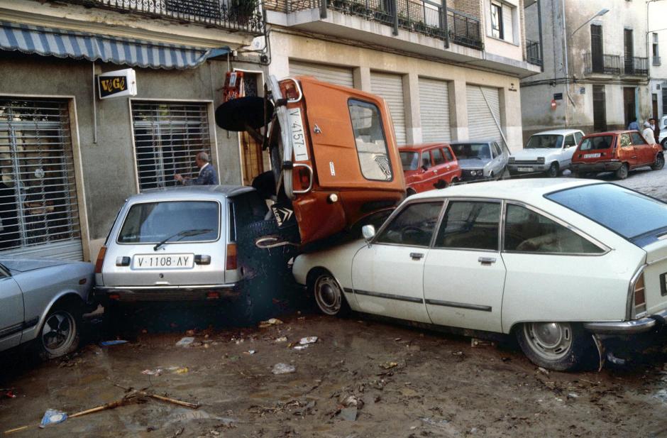 Coches apilados en Alcira tras lo ocurrido en 1982