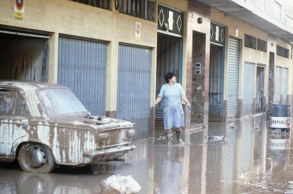 Una calle de Alcira, embarrada tras la rotura de la presa de Tous