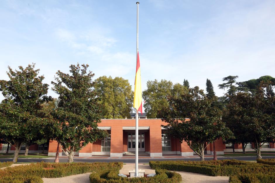 Imagen de La Zarzuela con la bandera de España a media asta