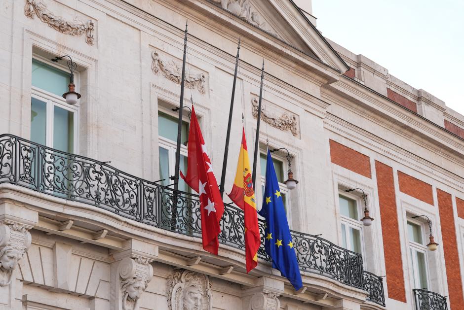 Banderas a media asta en la sede de la Comunidad de Madrid