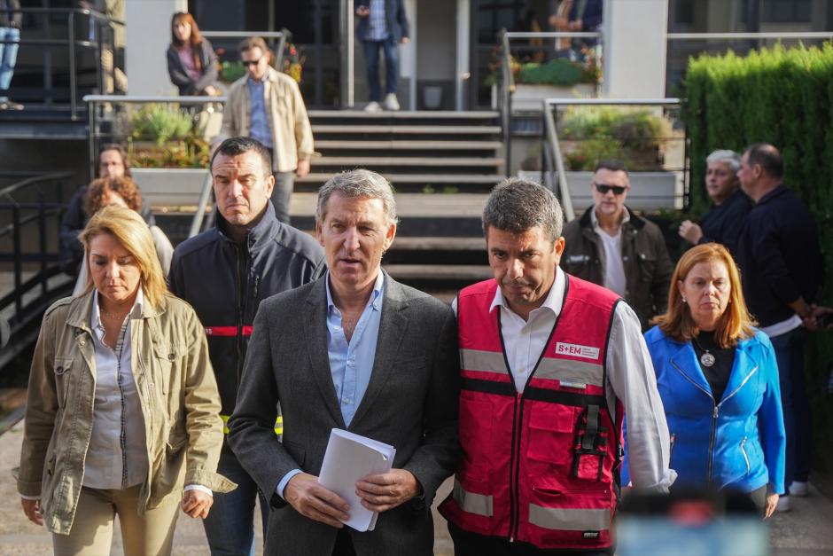 Alberto Núñez Feijóo y Carlos Mazón, tras visitar el puesto de mando de seguimiento de la DANA en Valencia