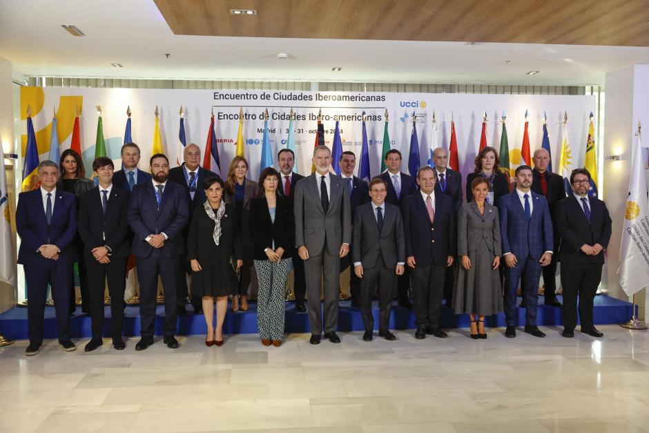 Felipe VI (C), acompañado por la ministra de Igualdad, Ana Redondo (5i), y el alcalde de Madrid, José Luis Martínez-Almeida (35), posa para una foto de grupo mientras asiste al I Encuentro de Ciudades Iberoamericanas, este jueves, en un hotel madrileño