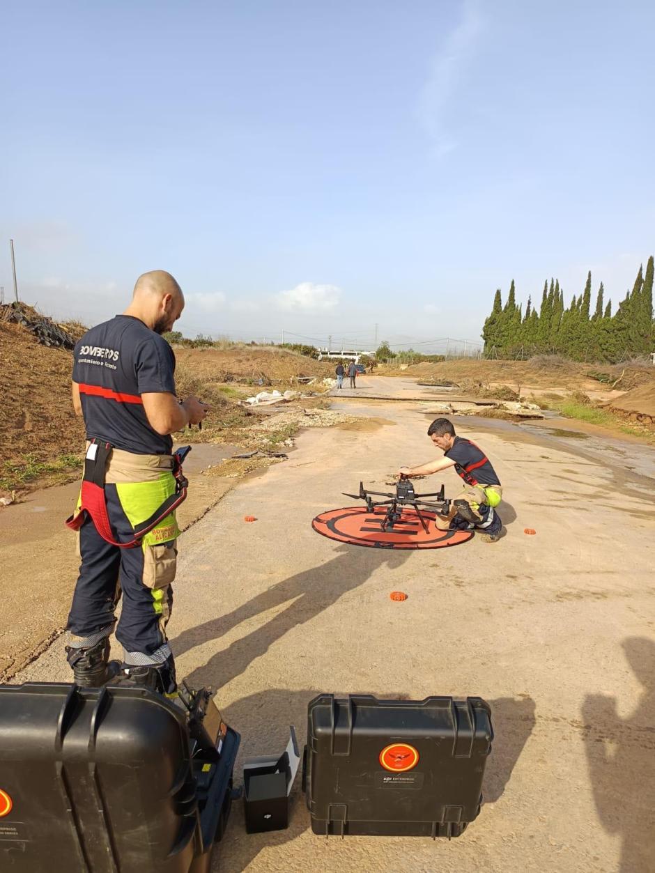 Los bomberos sobrevuelan con drones las zonas más afectadas