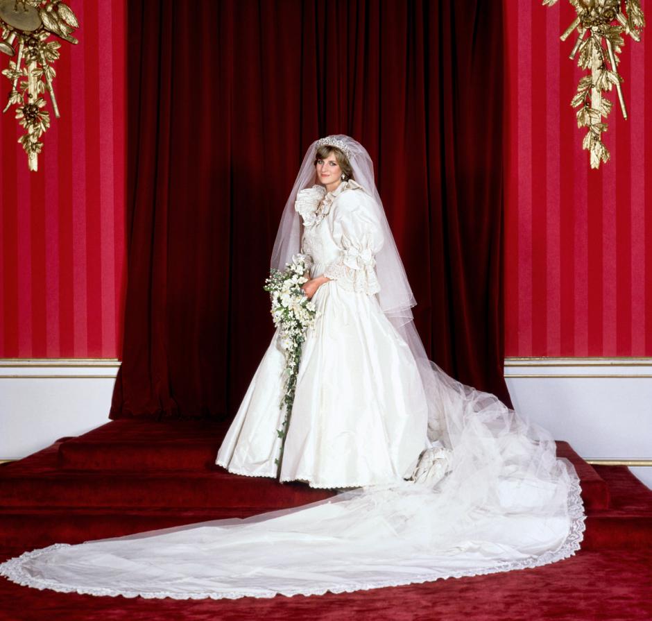 Diana de Gales, posando con el icónico vestido de Emanuel Couture