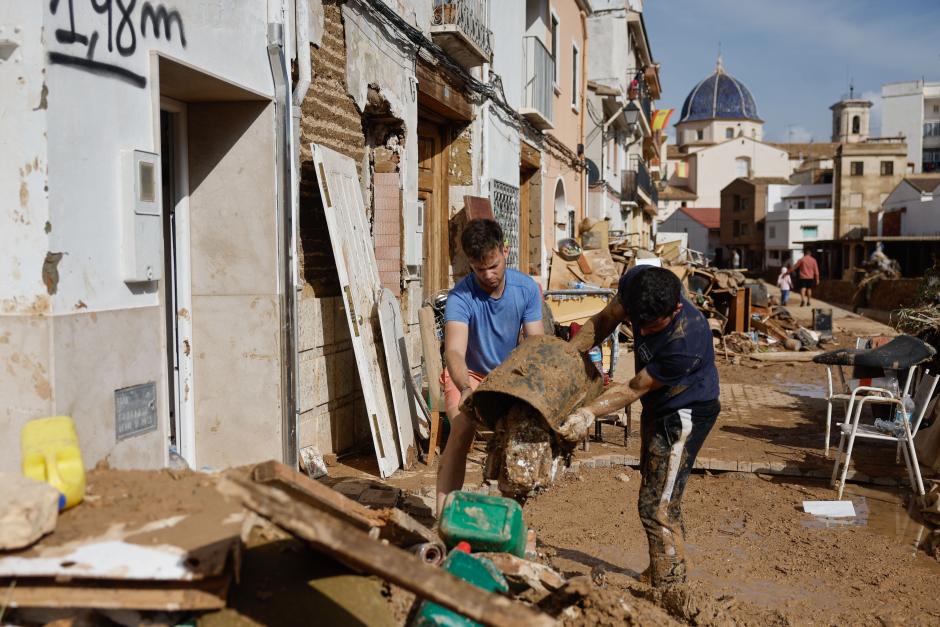 Vecinos de Chiva limpian sus hogares tras la DANA