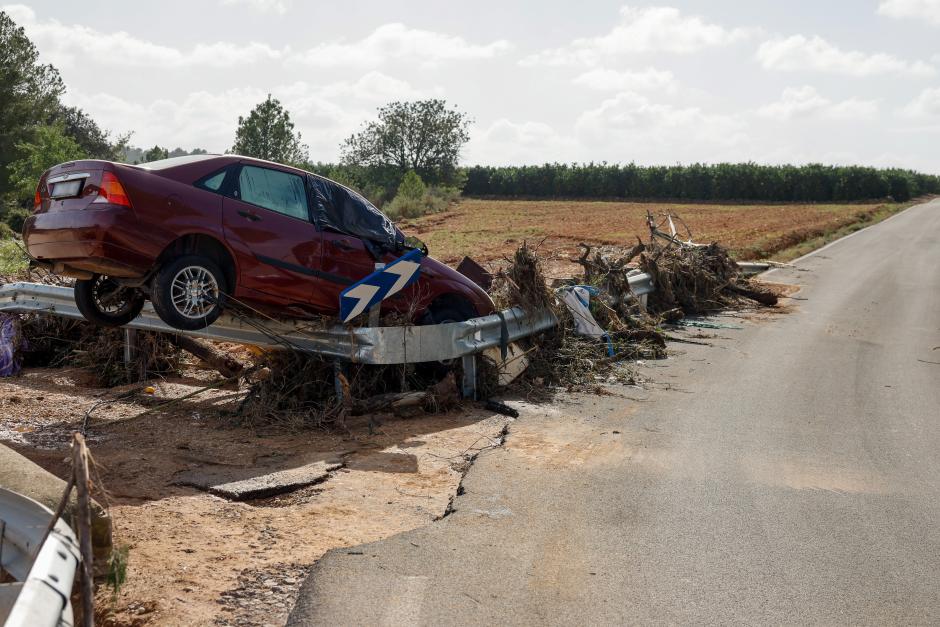 Un vehículo arrastrado en la carretera CV-381 a su paso por Chiva tras la DANA