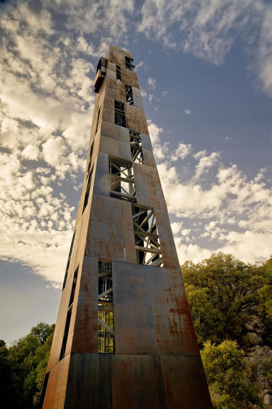 El imponente e industrial campanario de la ermita