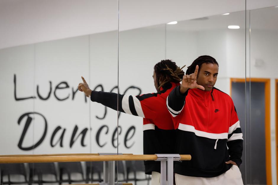 Yotuel, en el estudio de baile en Madrid de su mujer Beatriz Luengo