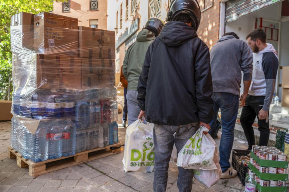 Grupos de personas ayudan en la recogida de palas, cubos, alimentos no perecederos, agua, productos de primera necesidad y ropa para enviar a Valencia