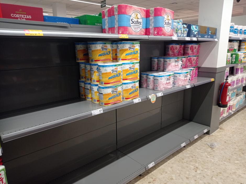 Lineal del papel higiénico en un supermercado valenciano: solo había de las marcas más caras