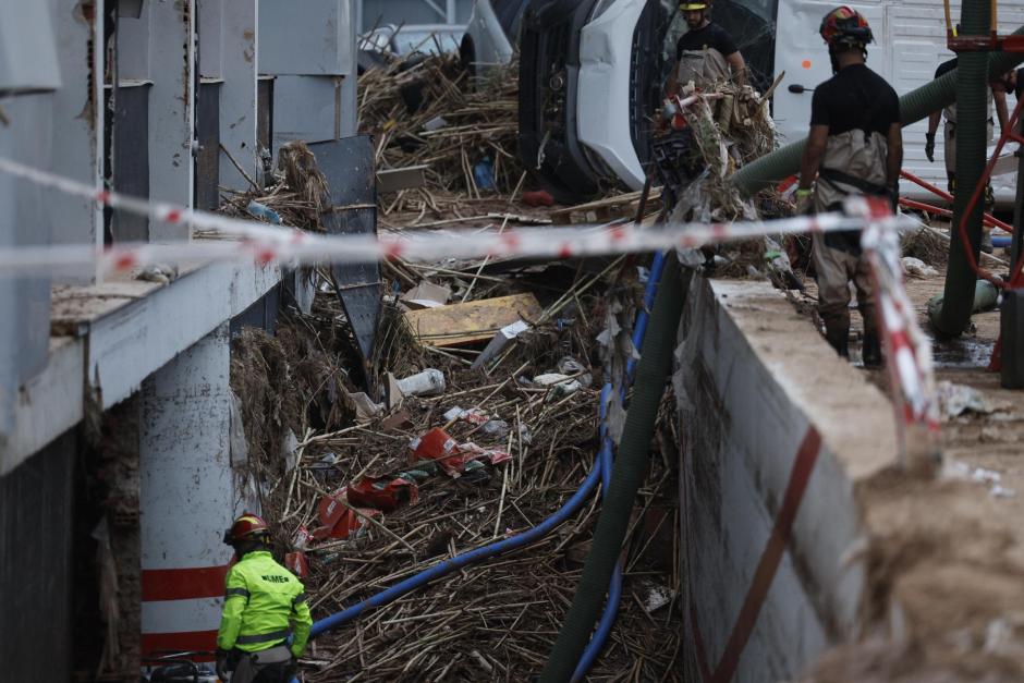 Los bomberos achican agua de un subterráneo destrozado tras la DANA en Ribarroja de Turia (Comunidad Valenciana)